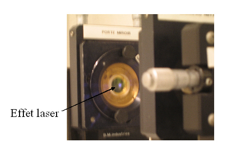 
   
    Figure E9 : Photo du miroir de sortie en présence d'effet laser. Le point est invisible à l'oeil mais visible par le détecteur de l'appareil photo numérique.
   
  