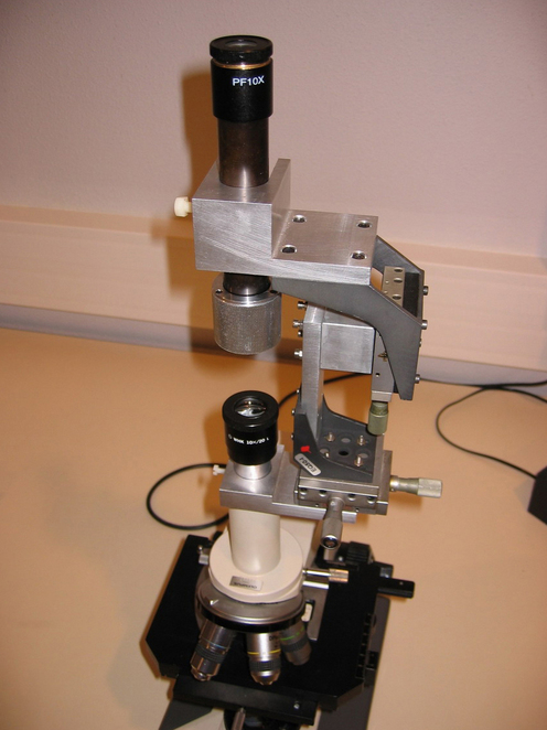 
   
    Figure 17 : Lunette afocale placée au dessus de l'oculaire du microscope pour la mesure de la puissance du microscope
   
  